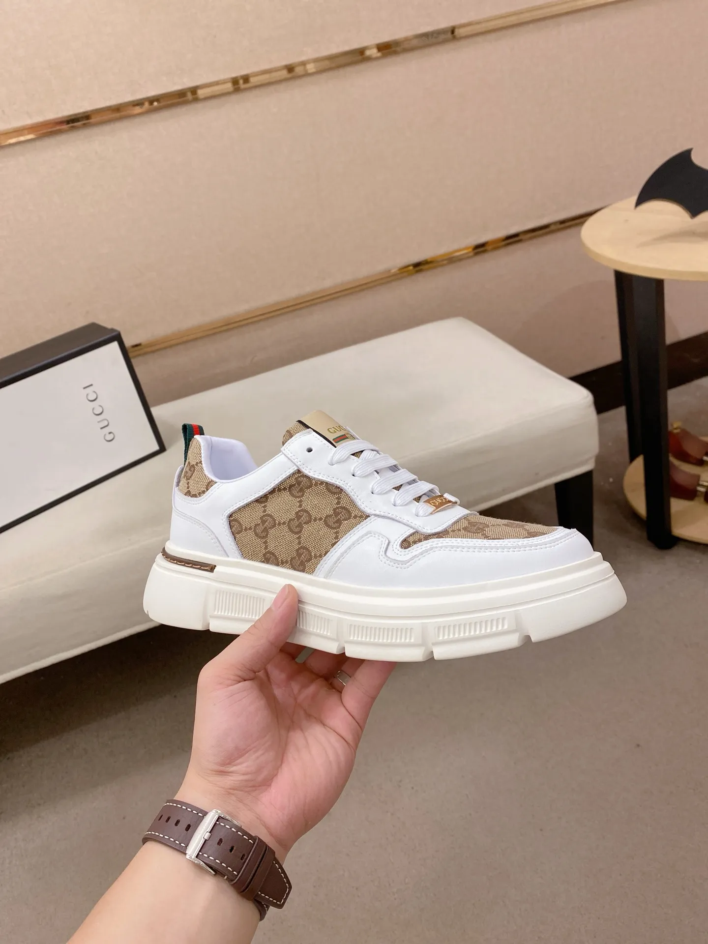 Men's shoes💰 400💰The new GUCCI (Gucci) counters are launched simultaneously. The new men's shoes, 😘fabrics are selected from imported cowhide, and the lining is sheepskin lining. 👍🏿 High-end ☄️ air-cushion molded anti-slip rubber outsole, exquisite lines, simple and elegant, comfortable and high-end for leisure travel. Code number: 38 to 44 (45 can be customized and cannot be returned or exchanged)